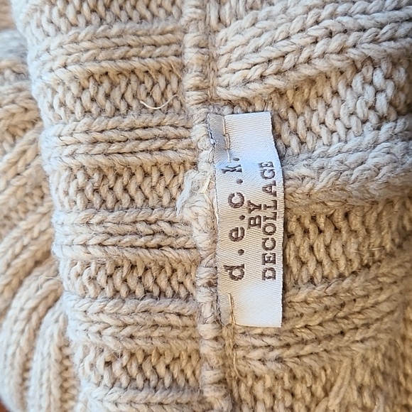 Like new turtle neck cape/poncho. Made in Italy - Picture 7 of 9